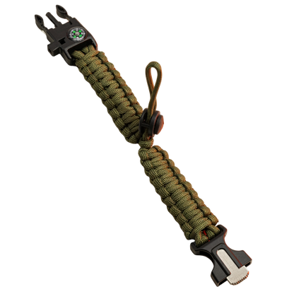 Volledig uitgevouwen groene paracord armband, waarbij de verstelbare lus in het midden en de twee helften van de survival-sluiting goed zichtbaar zijn.