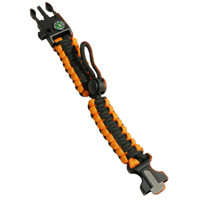 Volledig uitgevouwen oranje-zwarte paracord armband, waarbij de verstelbare lus in het midden en de twee helften van de survival-sluiting goed zichtbaar zijn.