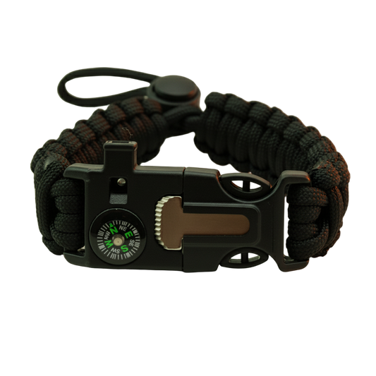 Zwarte paracord survival armband met een multifunctionele sluiting, voorzien van een ingebouwd kompas, noodfluitje en vuurstarter (scraper).