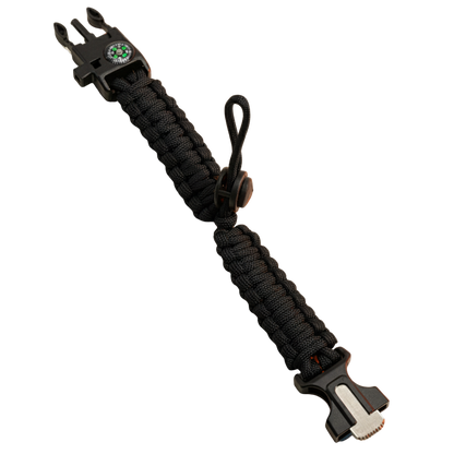 Volledig uitgevouwen zwarte paracord armband, waarbij de verstelbare lus in het midden en de twee helften van de survival-sluiting goed zichtbaar zijn.