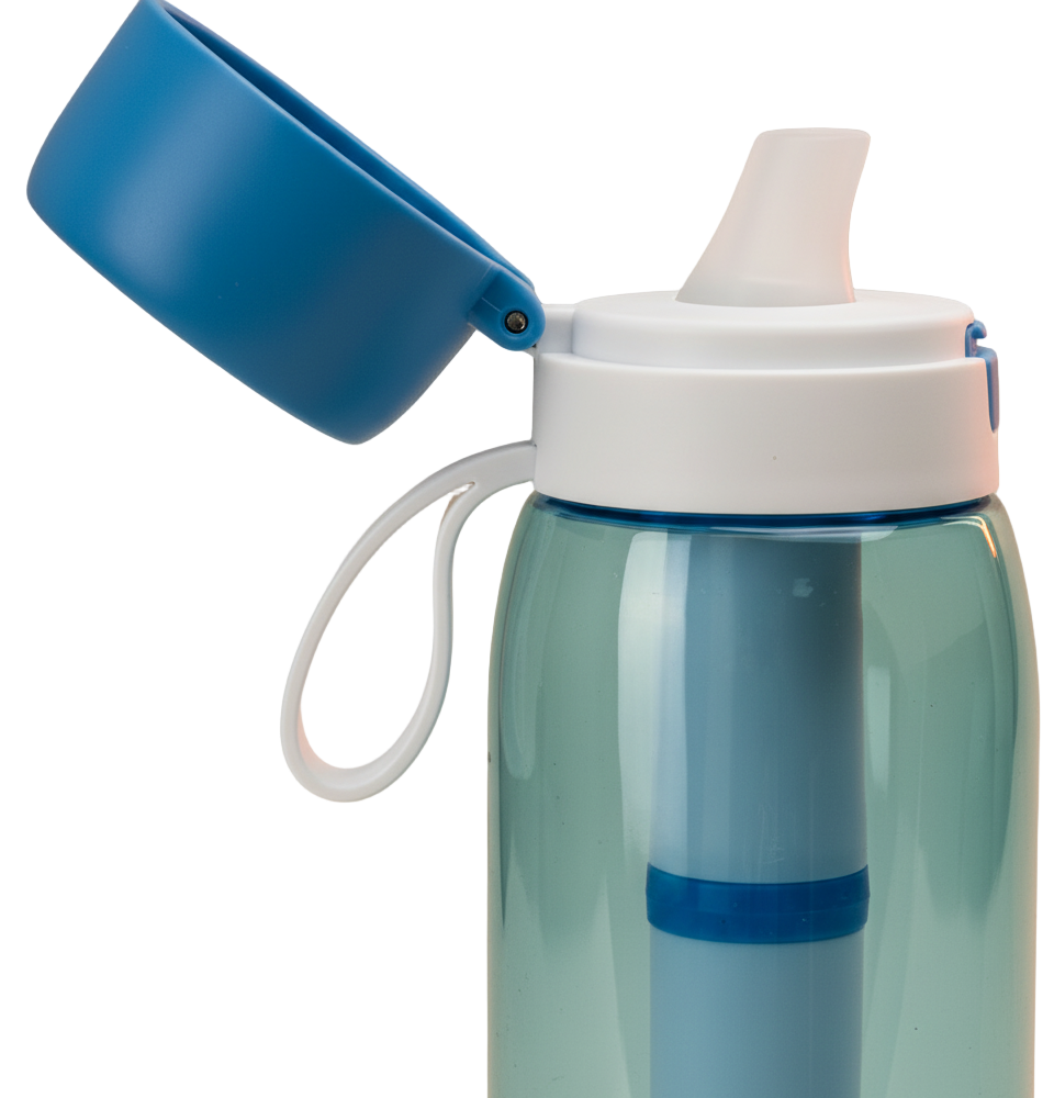 Close-up van de bovenkant van de blauwe waterfilterfles met de beschermkap opengeklapt, waardoor de witte drinktuit en de draaglus duidelijk zichtbaar zijn.