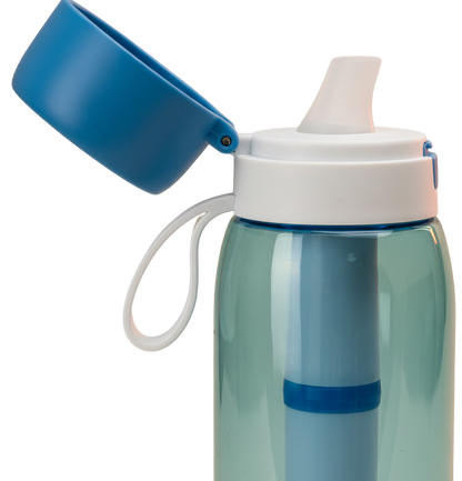 Close-up van de bovenkant van de blauwe waterfilterfles met de beschermkap opengeklapt, waardoor de witte drinktuit en de draaglus duidelijk zichtbaar zijn.