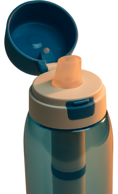 Close-up van de bovenkant van de blauwe waterfilterfles met de beschermdop geopend, waardoor de witte drinktuit en het interne filter goed zichtbaar zijn.