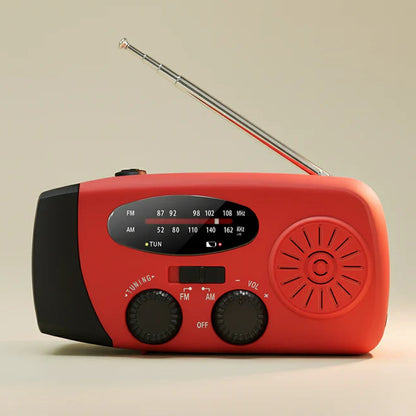 Vooraanzicht van de rode noodradio, met duidelijk zicht op de frequentieschaal, de bedieningsknoppen en de luidspreker.