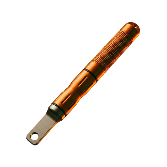Feloranje waterdichte vuurstarter met metalen behuizing en grip, ideaal voor een noodpakket