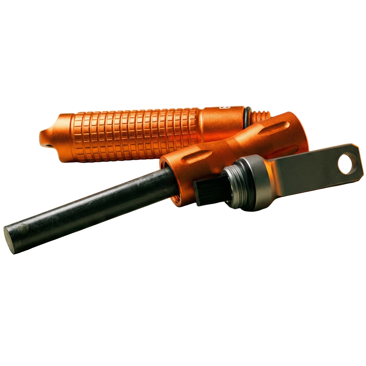 Opengeschroefde oranje vuurstarter met zichtbare zwarte ferrocerium staaf en metalen schraper