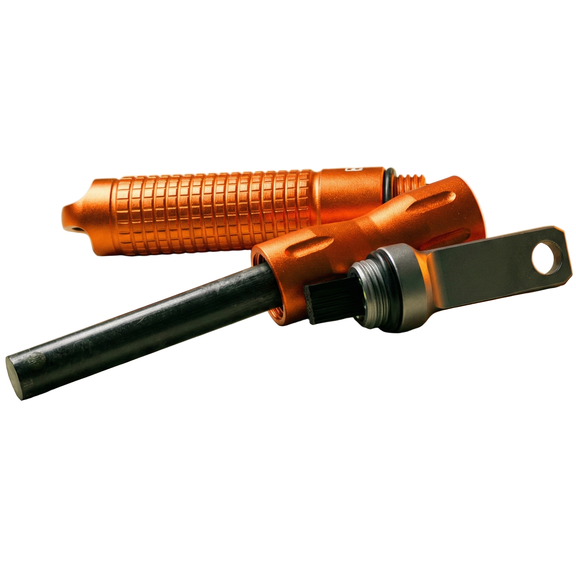 Opengeschroefde oranje vuurstarter met zichtbare zwarte ferrocerium staaf en metalen schraper