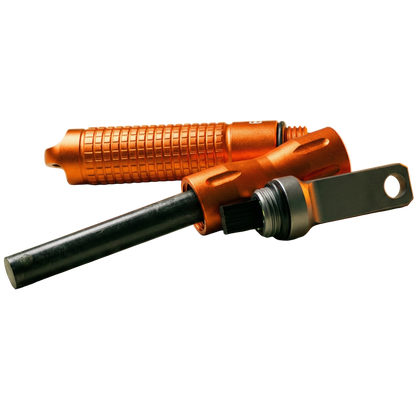 Opengeschroefde oranje vuurstarter met zichtbare zwarte ferrocerium staaf en metalen schraper